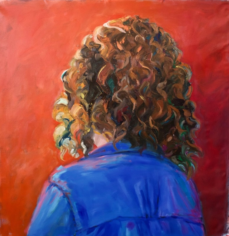 Portrait of a brunette woman from the back. Blue shirt and red background.